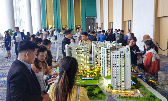 Môi giới BĐS: Chật vật Chứng chỉ Hành nghề – Nghịch lý giữa Quy định và Thực thi