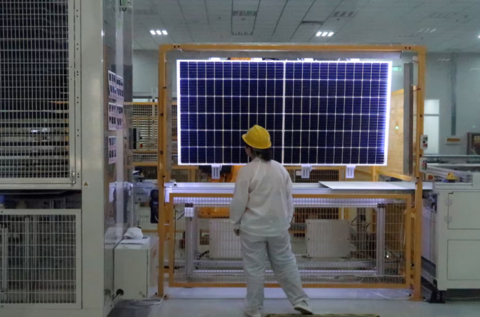 Điện Mặt Trời Trung Quốc: 40.000 Nhân Sự Và Cuộc Khủng Hoảng Dư Thừa