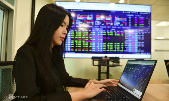 VN-Index lấy lại mốc 1.700 điểm: Lực cầu bắt đáy cứu chuỗi giảm