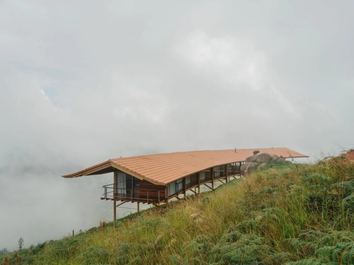 Nhà gỗ lơ lửng 1.530m tại Brazil: Giải pháp kiến trúc sinh thái