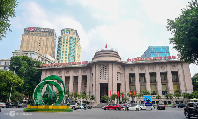 NHNN Siết Tín Dụng, Buộc Hạ Lãi Suất Huy Động Ít Nhất 0,5%
