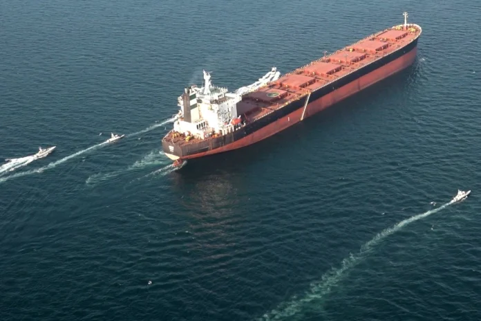 Giá Dầu Brent Vượt 111 USD/Thùng: Rủi Ro Nguồn Cung Trung Đông