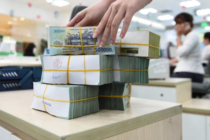 Lãi suất cho vay cá nhân vượt 11%: Áp lực trước lệnh hạ nhiệt