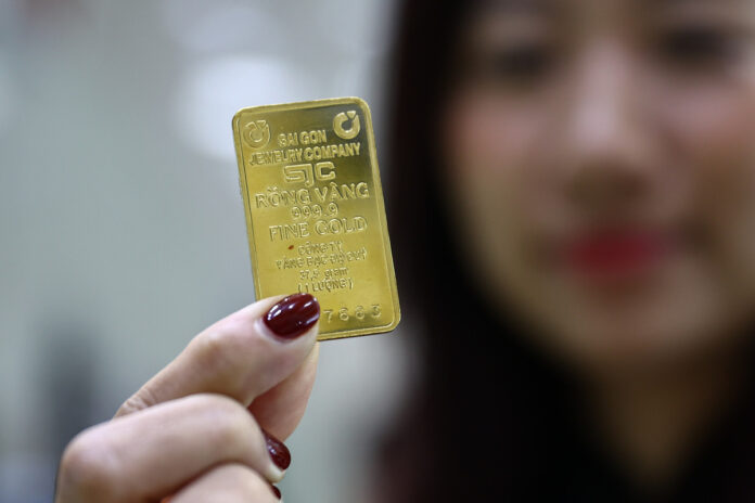 Giá vàng miếng SJC thủng mốc 142 triệu: Phân tích áp lực kép