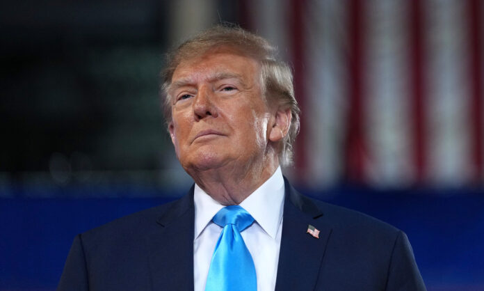 Ông Trump Điều Chỉnh Thuế Quan Canada Trước Bầu Cử Giữa Kỳ