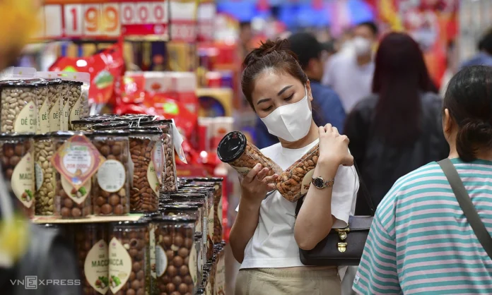 Sức mua 9 tháng: Tăng trưởng do bão giá và tâm lý phòng thủ
